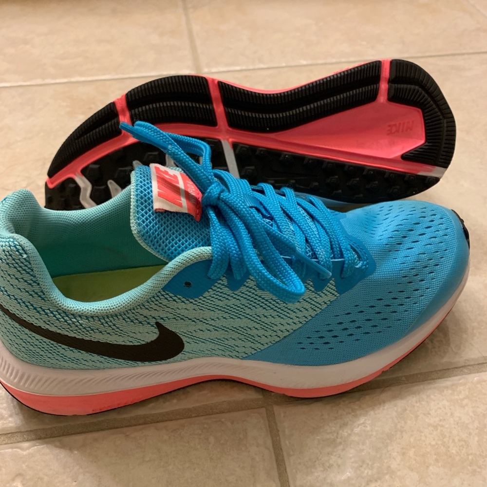 Nike girls size 6 youth (women’s size 7 1/2)